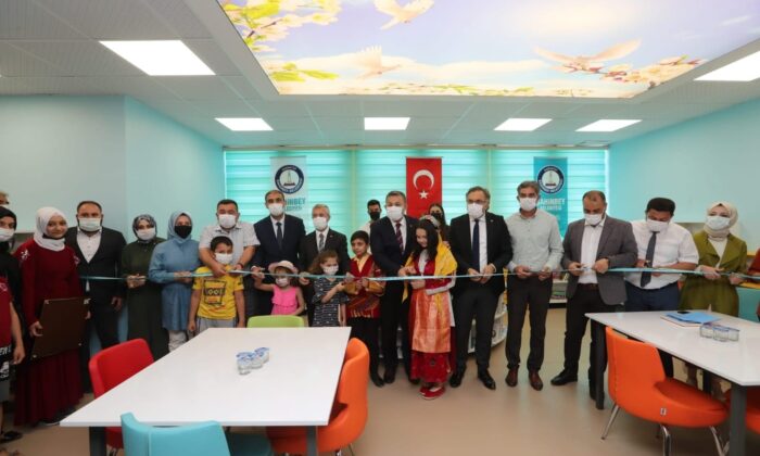 Şahinbey’den gençlere halı saha ve z kütüphane