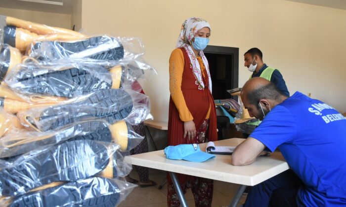 Şahinbey’den kadın çiftçi ve besicilere 6 bin 800 çizme