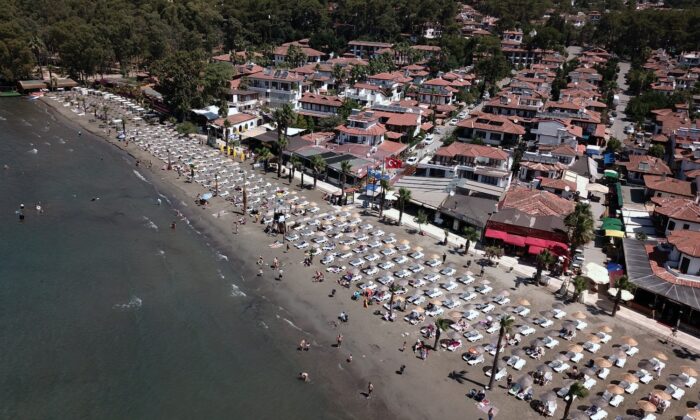 ‘Sakin Kent’ mavi gerdanlığını taktı