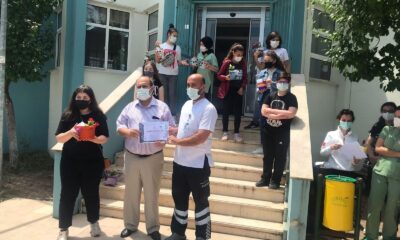 Saksılarda özenle büyüttükleri çiçekleri sağlık çalışanlarına verdiler