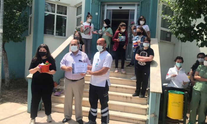 Saksılarda özenle büyüttükleri çiçekleri sağlık çalışanlarına verdiler