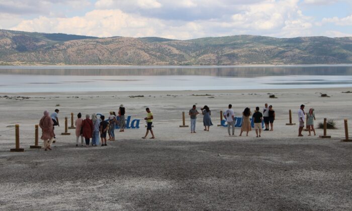 Salda Gölü ziyaretçileri ile buluşmaya başladı
