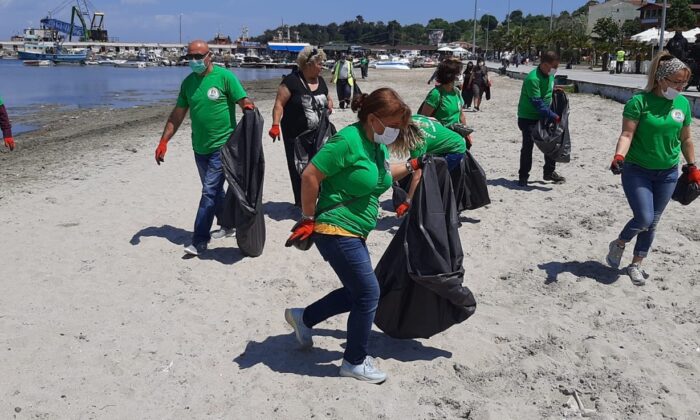 Salya kabusuyla çalkalanan Marmara’nın kıyılarında çöp temizliği