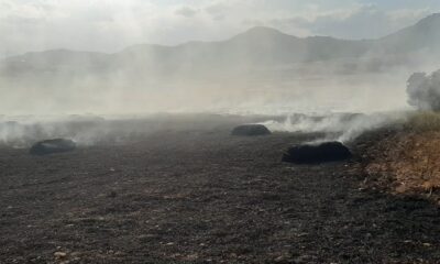 Saman balyaları yanarak küle döndü