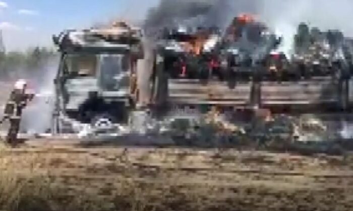 Saman balyası yüklü tır alev aldı