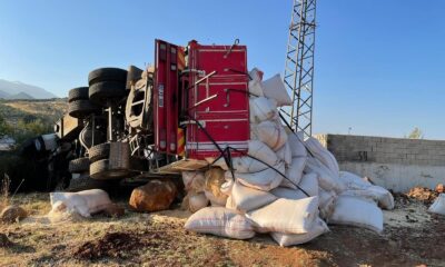 Saman yüklü kamyon devrildi