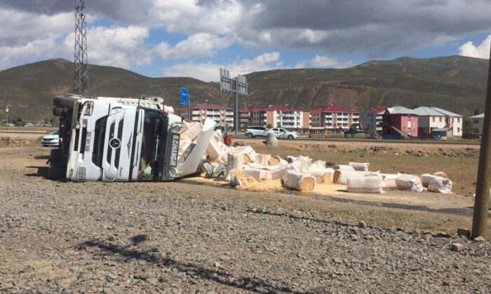 Saman yüklü tır devrildi: 2 yaralı