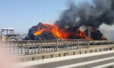 Saman yüklü traktör alev alev yandı