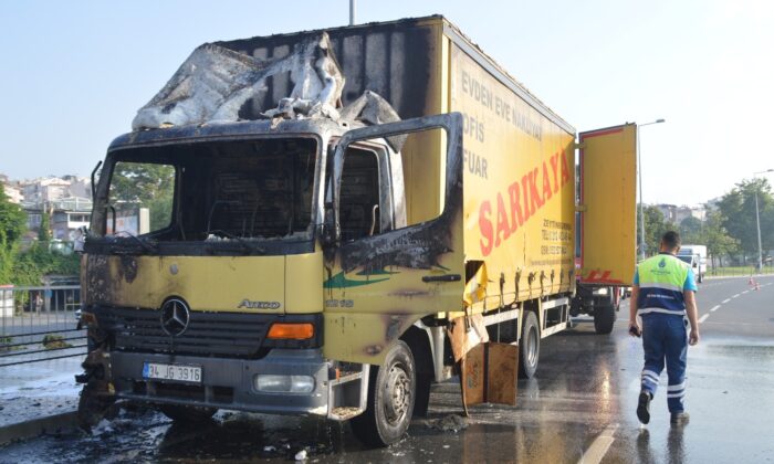 Samatya’da seyir halindeki kamyon yandı