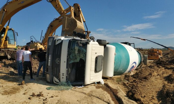 Samsun’da devrilen mikserin sürücüsü ölümden döndü