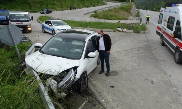Samsun’da otomobil bariyere çarptı: 2 yaralı