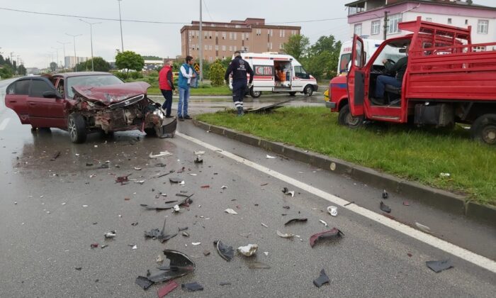 Samsun’da otomobil kamyonete çarptı: 4 yaralı
