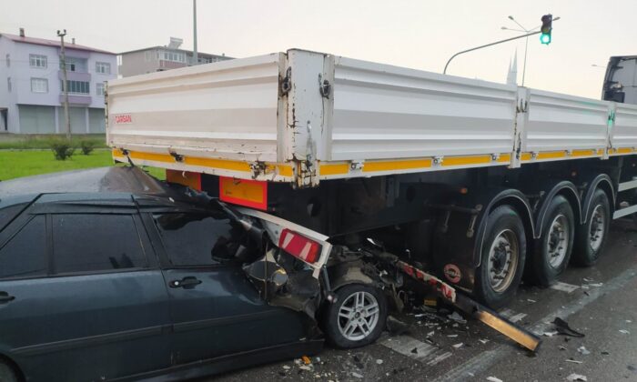 Samsun’da otomobil tırın römorkunun altına girdi: 1 yaralı