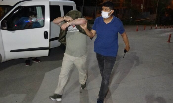 Samsun’da şehitlikteki bayrağı çalan 2 kişi yakalandı