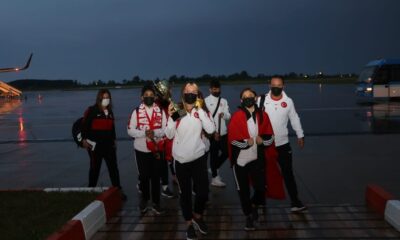 Samsun’un dünya şampiyonları çiçekle karşılandı