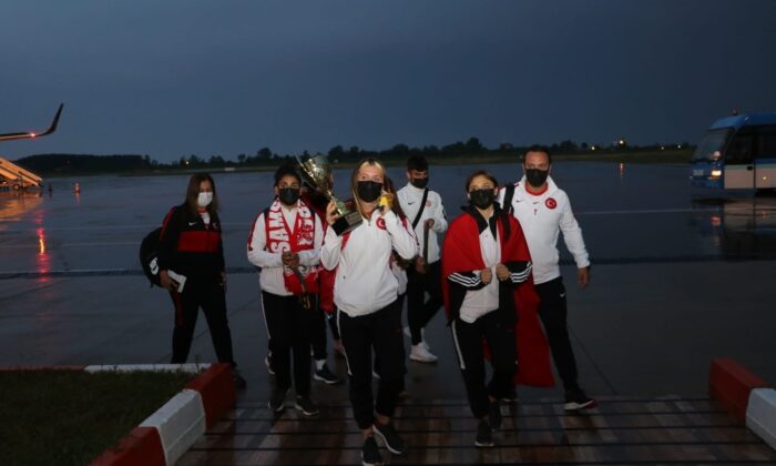 Samsun’un dünya şampiyonları çiçekle karşılandı