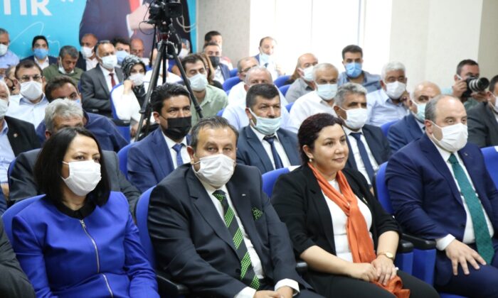 Sanayi ve Teknoloji Bakanı Varank: “Bizim Bakanımız çizmesini giymiş müsilaj temizlerken İstanbul’un Belediye Başkanı Antep’e gitmiş baklava açıyor”