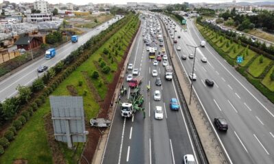 Sancaktepe TEM’de otomobil takla attı, uzun araç kuyrukları oluştu