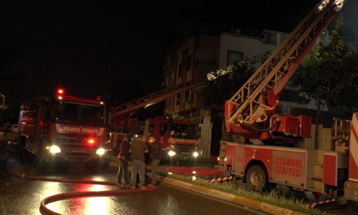 Sancaktepe’de içinde tüplerin bulunduğu palet deposu yandı, mahalleli sokağa döküldü