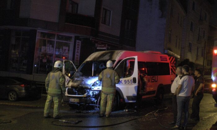 Sancaktepe’de park halinde bulunan servis minibüsün alev alev yandı