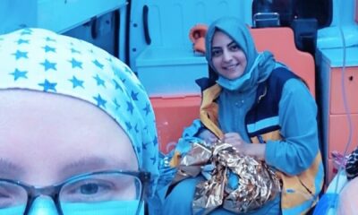 Sancıları başlayan kadın hastaneye kaldırılırken ambulansta doğum yaptı