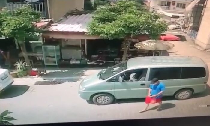 Saniyeler içinde araçtan cep telefonunu çaldı