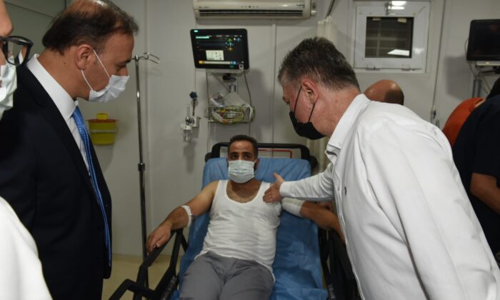 Şanlıurfa Valisi Erin yaralı polisleri ziyaret etti