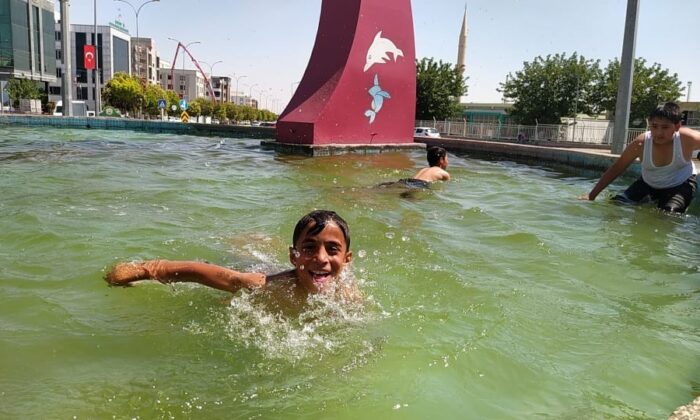 Şanlıurfa’da sıcak hava bunaltıyor