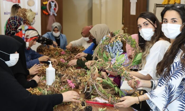 Şanlıurfalı kadınlar kapı süsü yapıyor