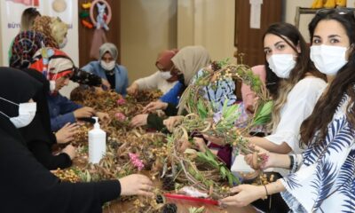 Şanlıurfalı kadınlar kapı süsü yapıyor