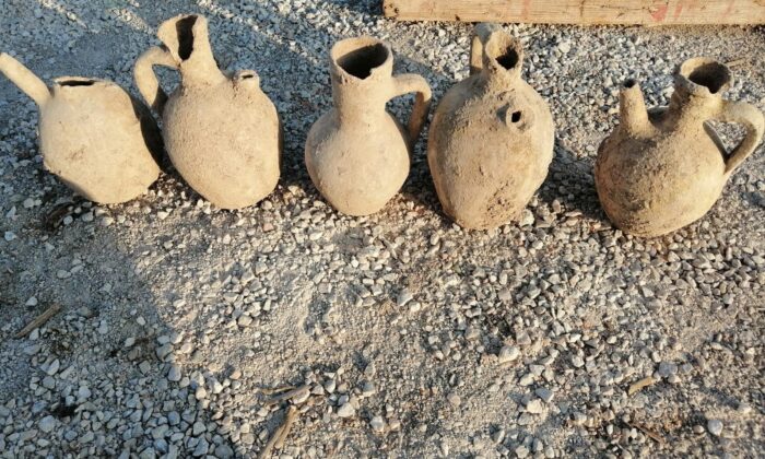 Şantiye alanındaki kazıda çıkan testilere inceleme