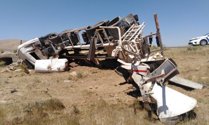 Şarampole devrilen beton mikserinin sürücüsü yaralandı