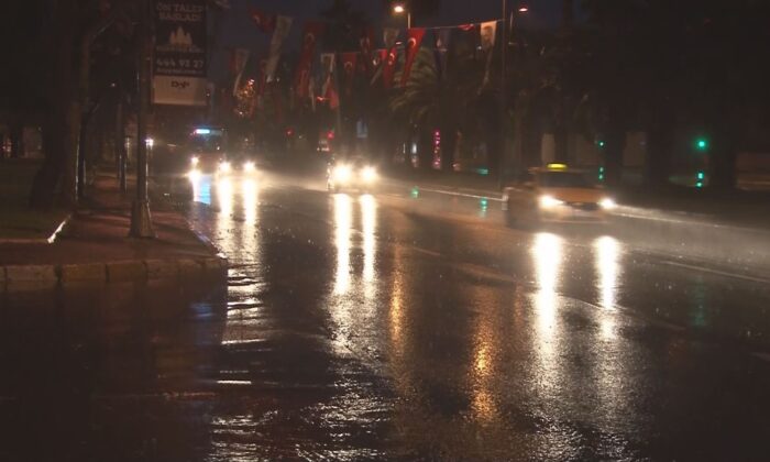 Sarı Alarm verilen İstanbul’da yağmur gece boyunca etkili oldu