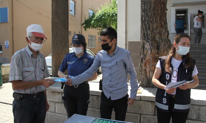 Sarıgöl ve Kula’da emniyet ekiplerinden siber suçlarla mücadele standı