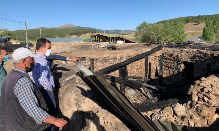 Sarıkamış’ta 4 ev ve 5 ahır yangında kül oldu