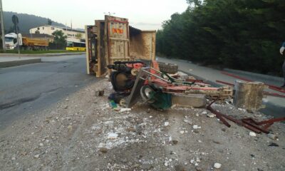 Sarıyer’de moloz yüklü kamyonet devrildi: 2 yaralı