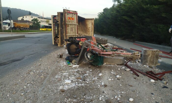 Sarıyer’de moloz yüklü kamyonet devrildi: 2 yaralı