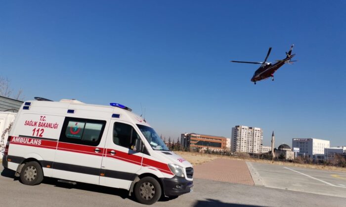Sarız’daki iki hastanın yardımına helikopter ambulans yetişti