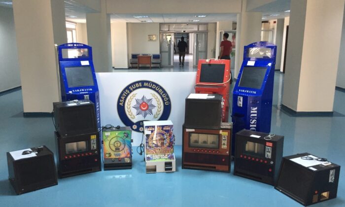 Şarj ve müzik kutusu görünümlü kumar makinelerine el konuldu