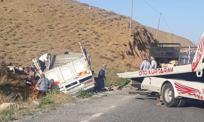 Sebze yüklü kamyonet yoldan çıktı: 2 yaralı