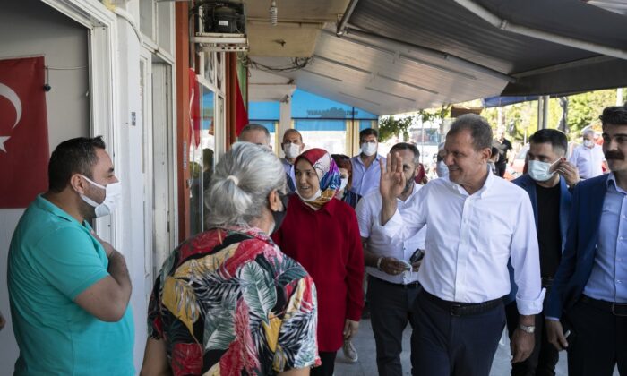 Seçer, Anamur ve Bozyazı’da vatandaşlarla buluştu