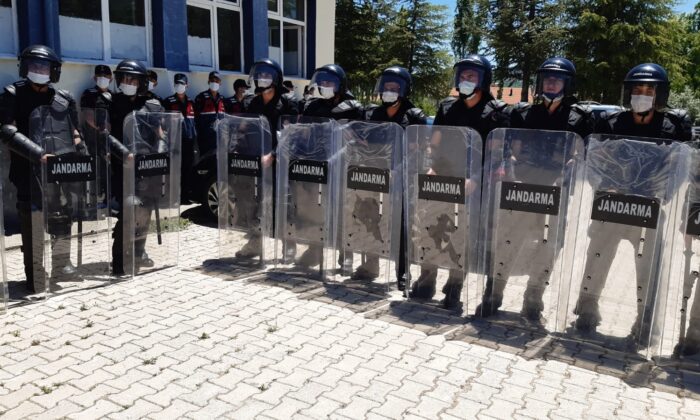 Seçim yapılan beldede jandarma robocop ile güvenlik önlemi aldı