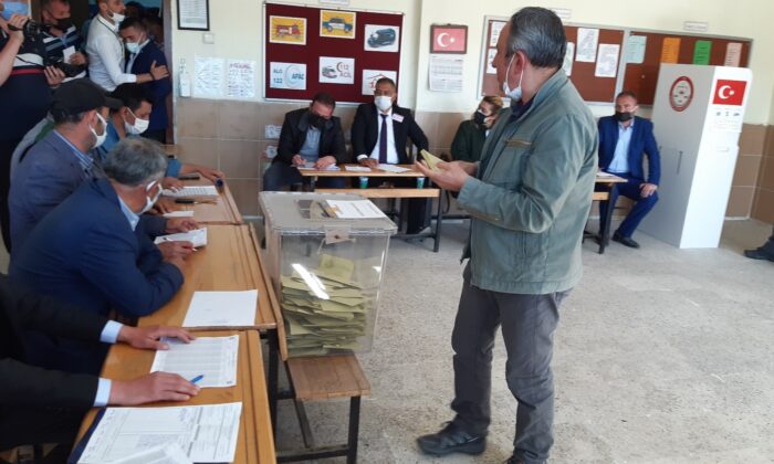 Seçim yapılan Güney beldesinde oy sayma işlemi başladı