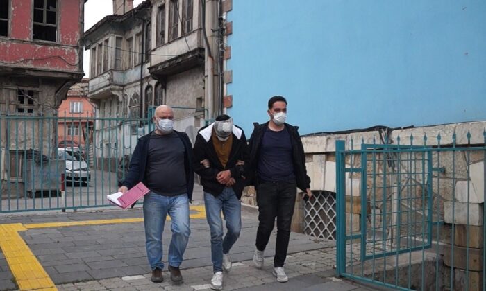 Şehit annesini dolandırmak isteyen şüpheliyi torunu ve oğlu yakaladı
