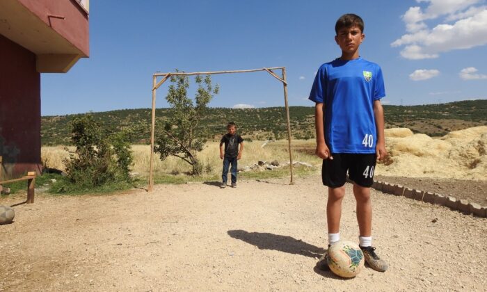 Şehitkamil Belediyesi, genç futbol tutkununa duyarsız kalmadı