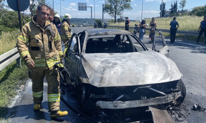 Şehitler Köprüsü bağlantı yolunda lüks otomobil alev topuna döndü