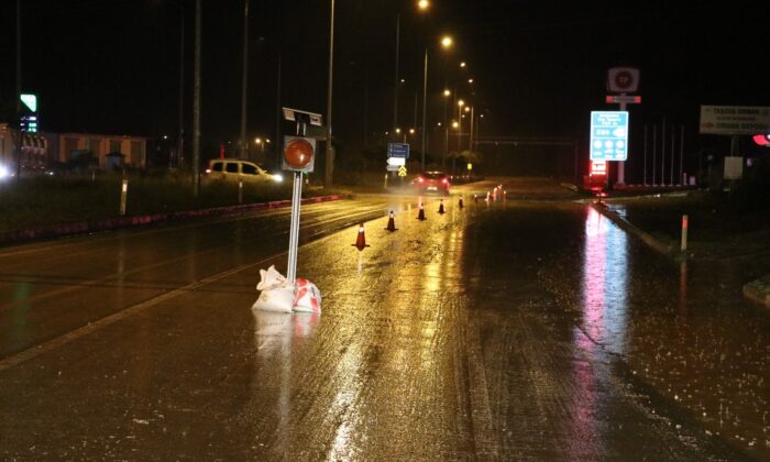 Sel nedeniyle kapanan Amasya-Erzincan karayolu 10 saat sonra trafiğe açıldı