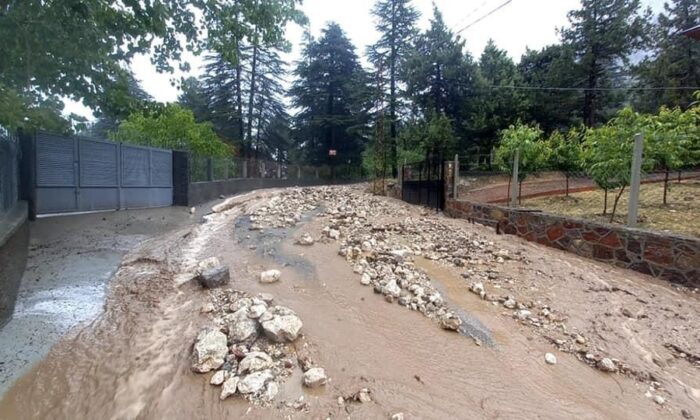 Sel nedeniyle ormanlık alanda mahsur kalan işçiler kurtarıldı