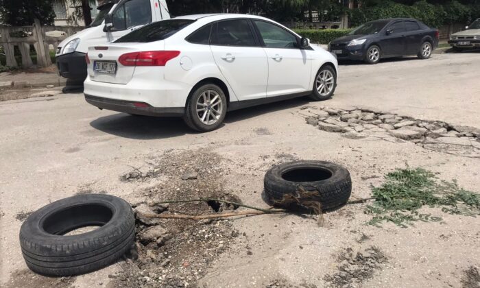 Sel sonrası oluşan çukurlara lastikli önlem