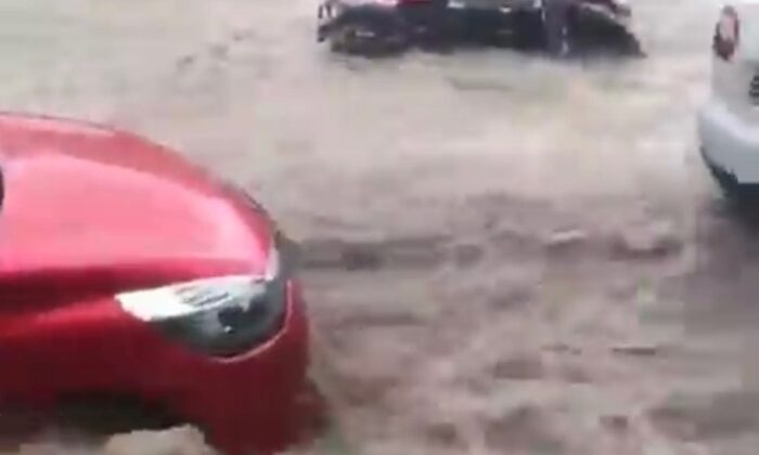 Sel suları motosikleti sürükledi, kanallar taştı